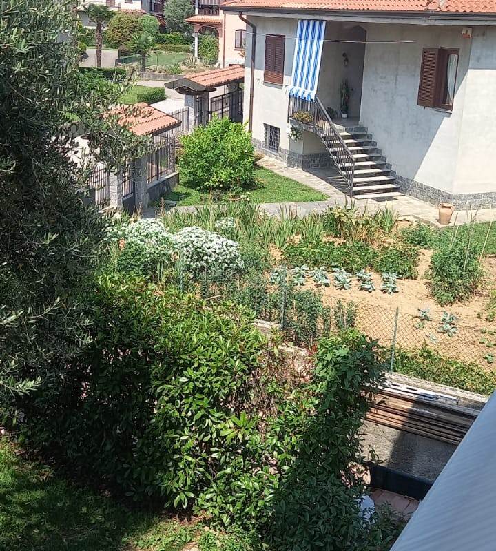 BRENNA vendiamo PORZIONE DI CASA con giardino