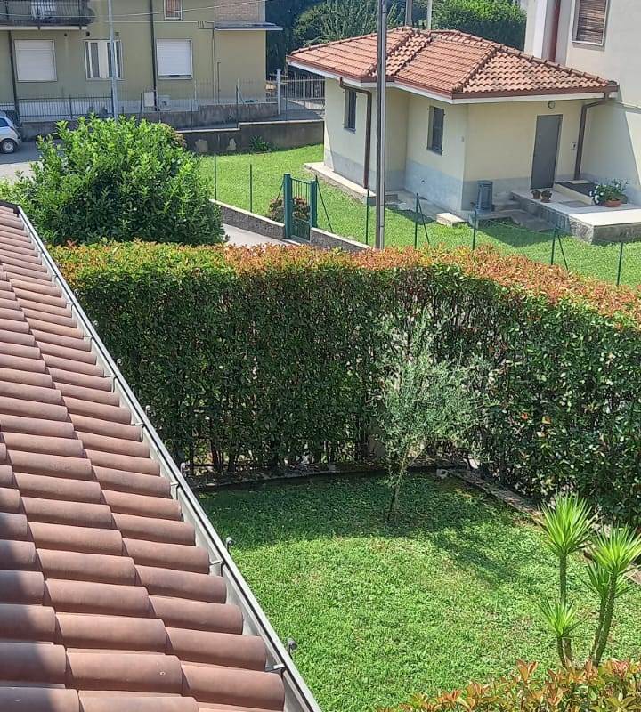 BRENNA vendiamo PORZIONE DI CASA con giardino