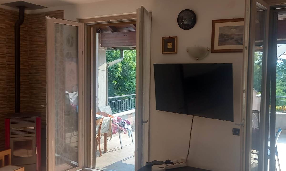 BRENNA vendiamo PORZIONE DI CASA con giardino