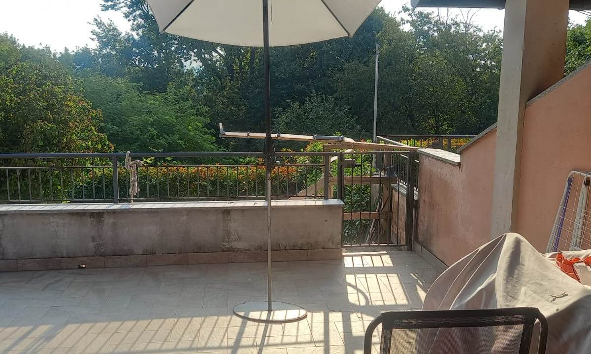 BRENNA vendiamo PORZIONE DI CASA con giardino