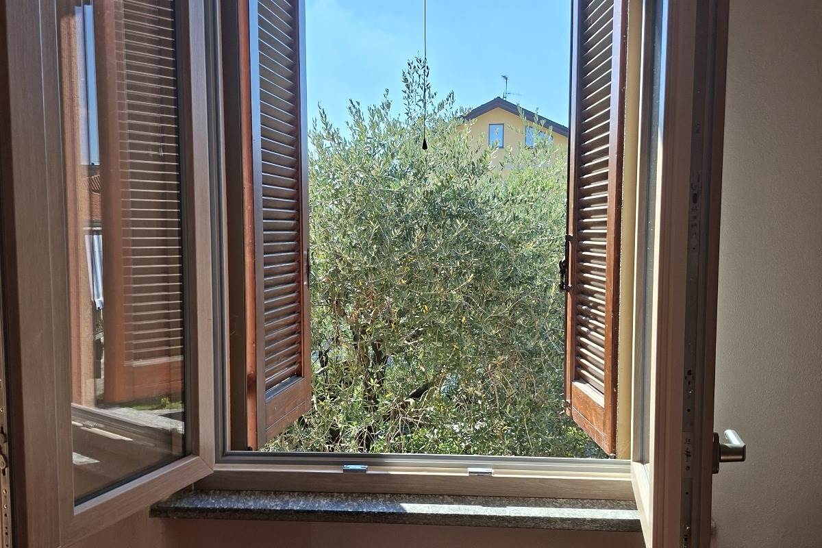 BRENNA vendiamo PORZIONE DI CASA con giardino