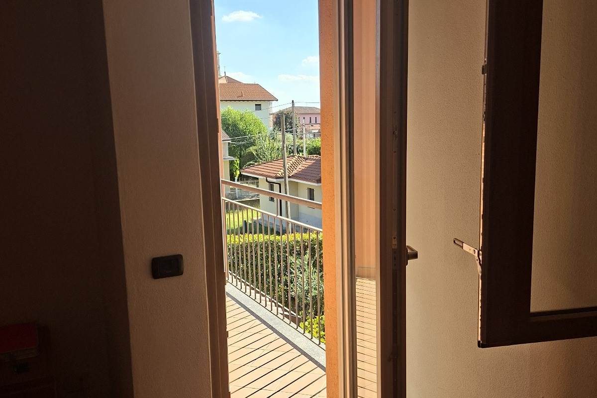 BRENNA vendiamo PORZIONE DI CASA con giardino