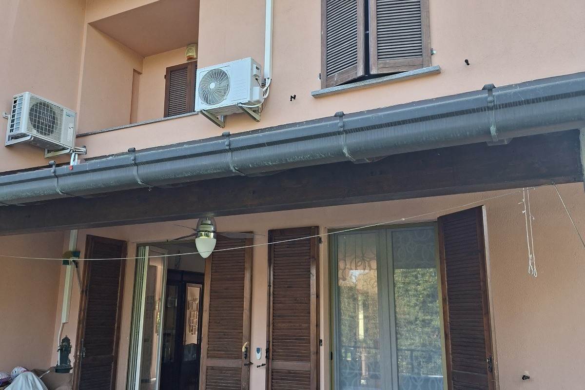 BRENNA vendiamo PORZIONE DI CASA con giardino