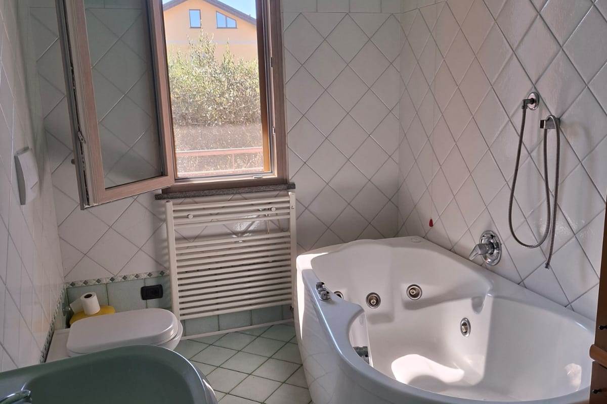BRENNA vendiamo PORZIONE DI CASA con giardino