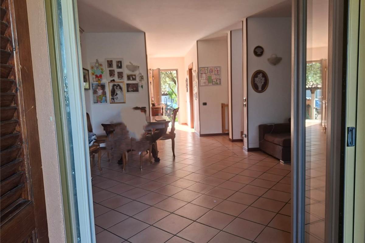 BRENNA vendiamo PORZIONE DI CASA con giardino