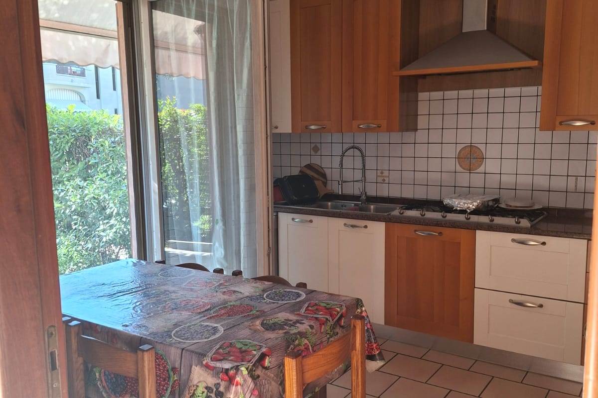 BRENNA vendiamo PORZIONE DI CASA con giardino