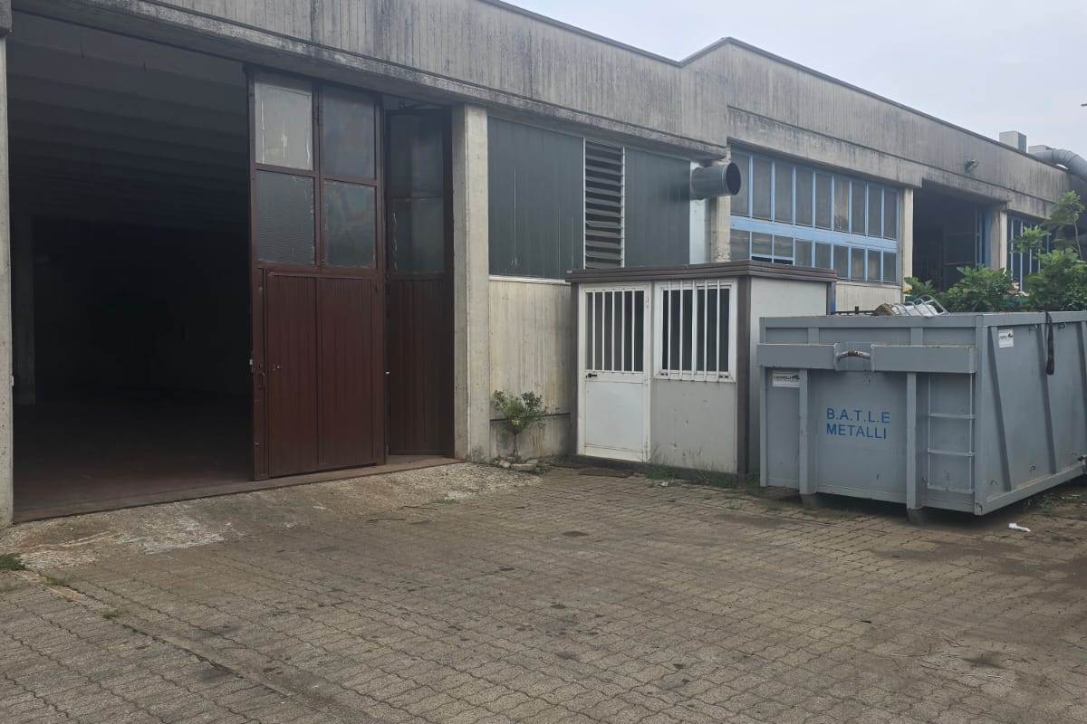 MARIANO C.SE affittiamo MAGAZZINO ad uso deposito con area esterna