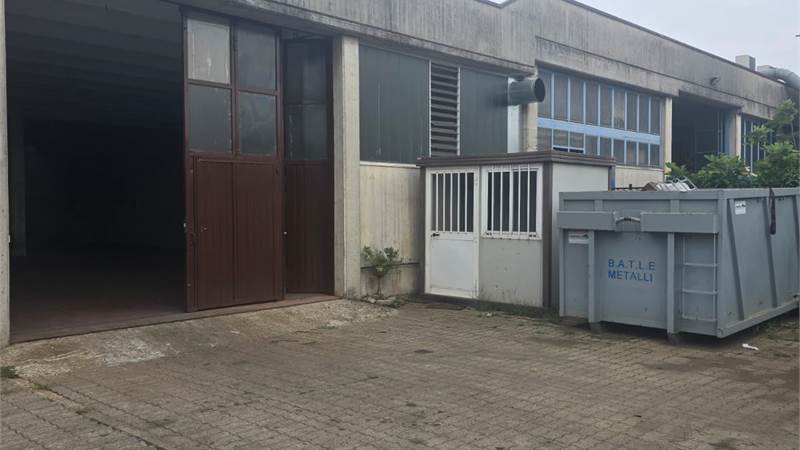 MARIANO C.SE affittiamo MAGAZZINO ad uso deposito con area esterna