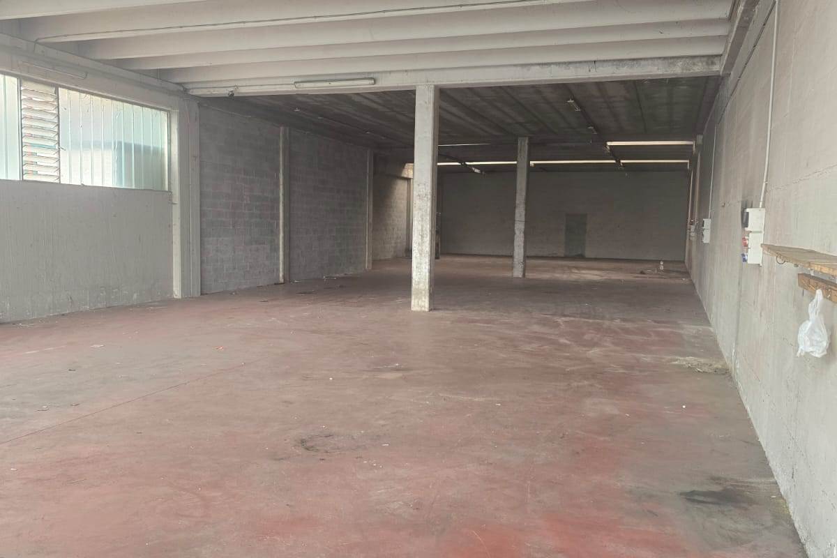 MARIANO C.SE affittiamo MAGAZZINO ad uso deposito con area esterna