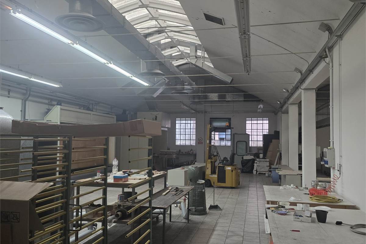 CANTU' affittiamo CAPANNONE vicinanze Via Milano