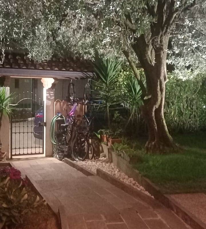 BRENNA vendiamo PORZIONE DI CASA con giardino