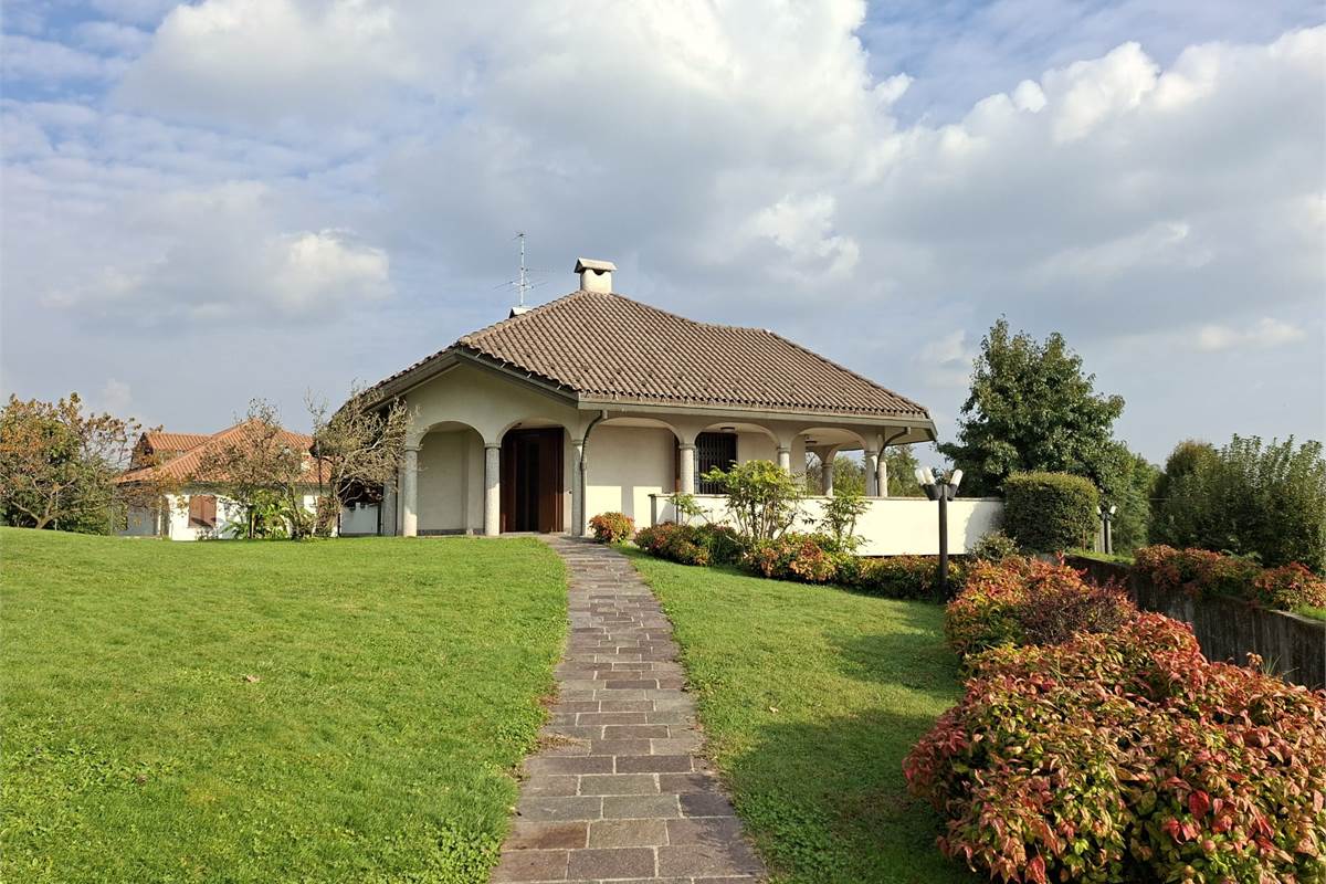 CANTU' Fecchio vendo VILLA con giardino