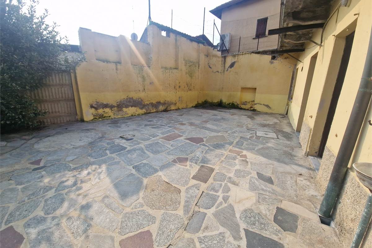 FIGINO S.ZA centro vendo TRILOCALE con giardino