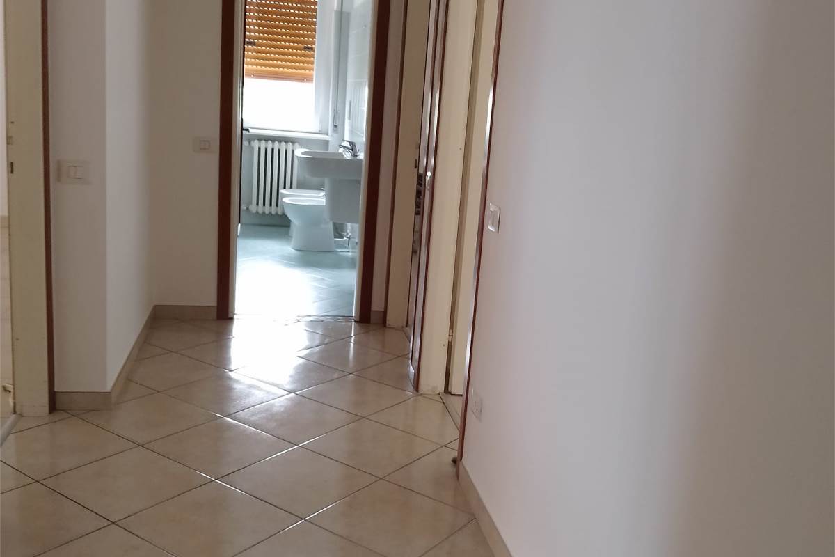 COMO loc ALBATE vendiamo TRILOCALE al piano rialzato