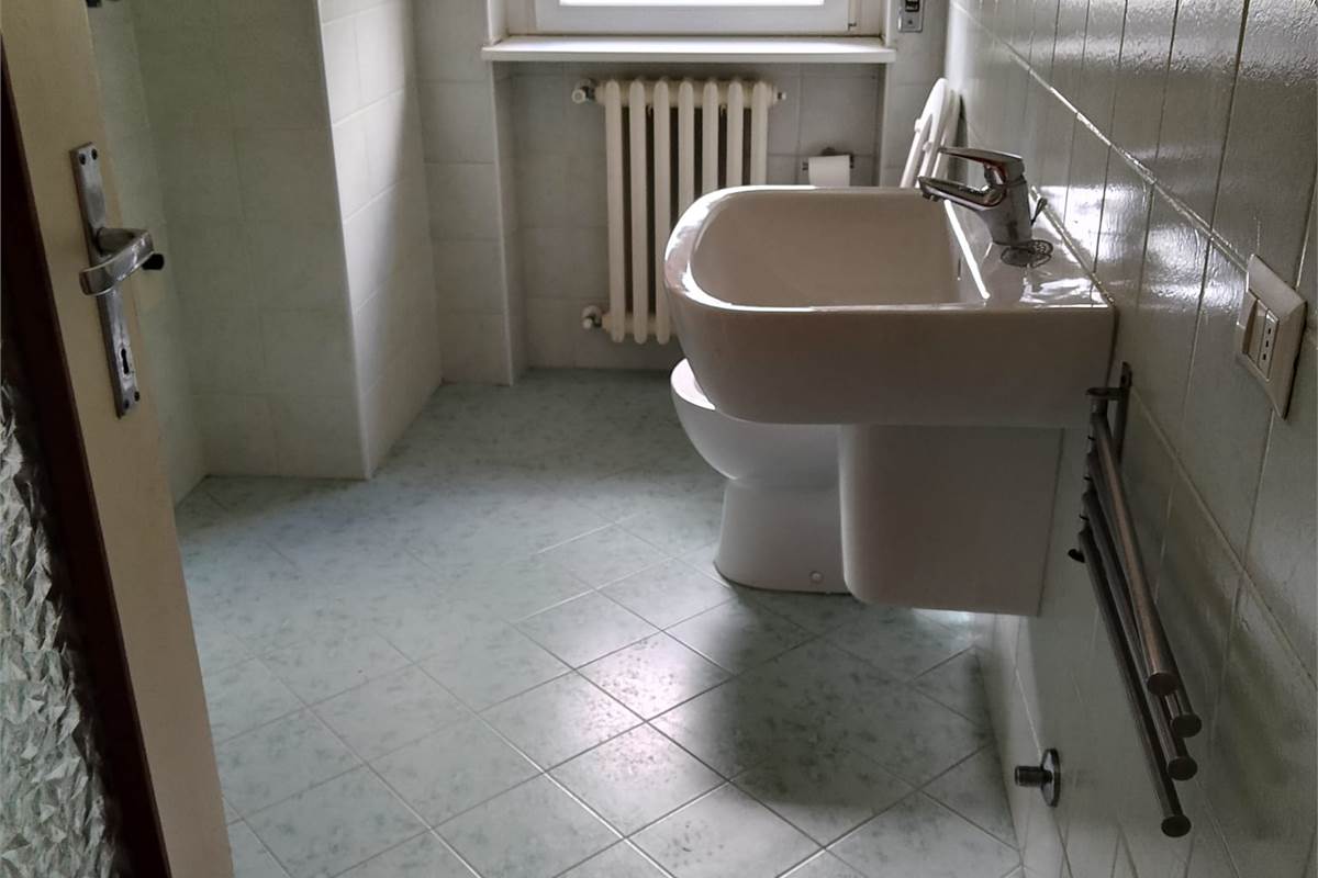 COMO loc ALBATE vendiamo TRILOCALE al piano rialzato
