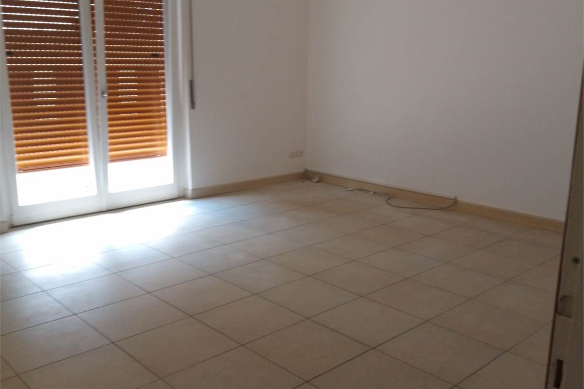 COMO loc ALBATE vendiamo TRILOCALE al piano rialzato