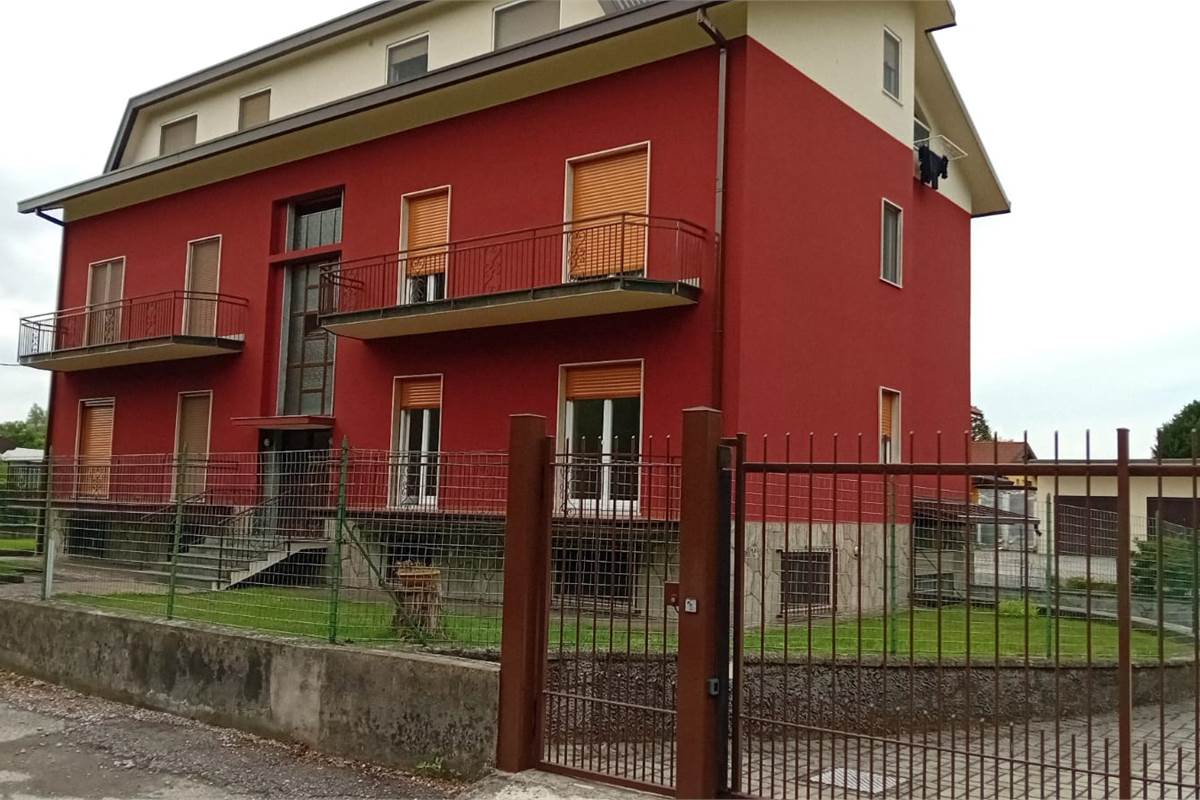 COMO loc ALBATE vendiamo TRILOCALE al piano rialzato
