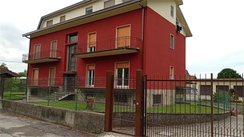 COMO loc ALBATE vendiamo TRILOCALE al piano rialzato