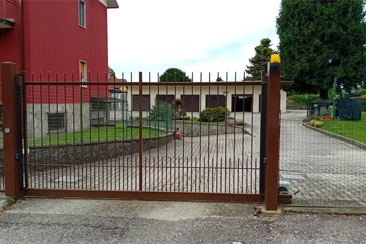 COMO loc ALBATE vendiamo TRILOCALE al piano rialzato