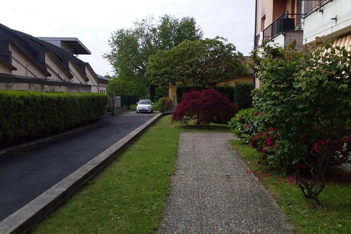 OLGIATE COMASCO affittiamo BILOCALE con box