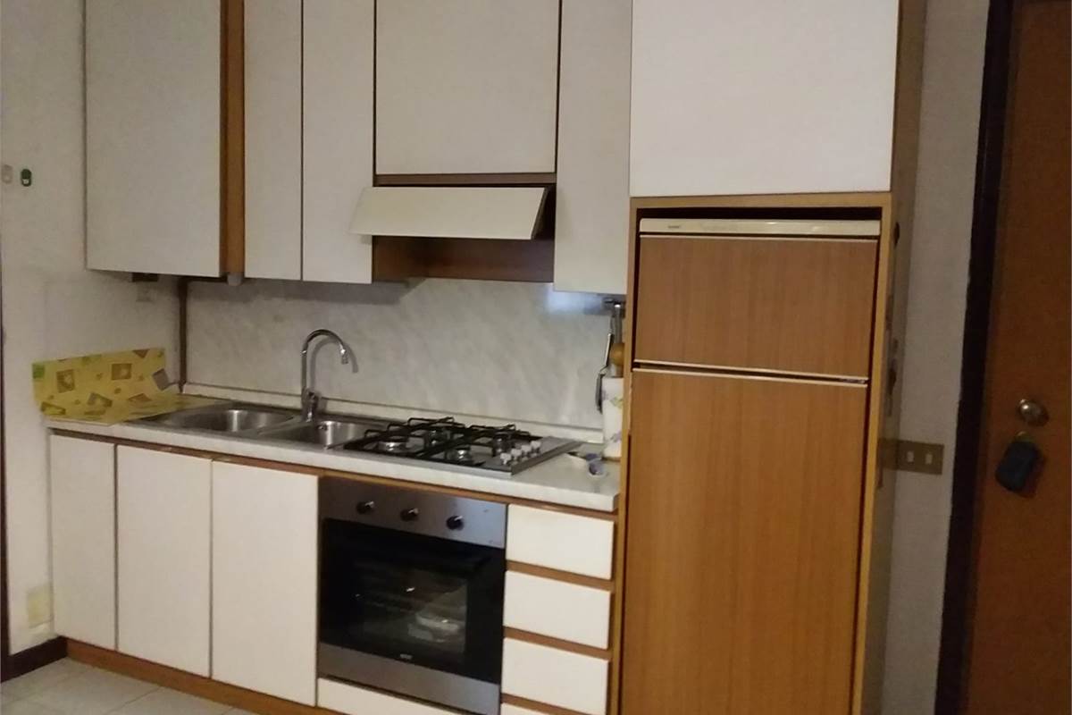 OLGIATE COMASCO affittiamo BILOCALE con box