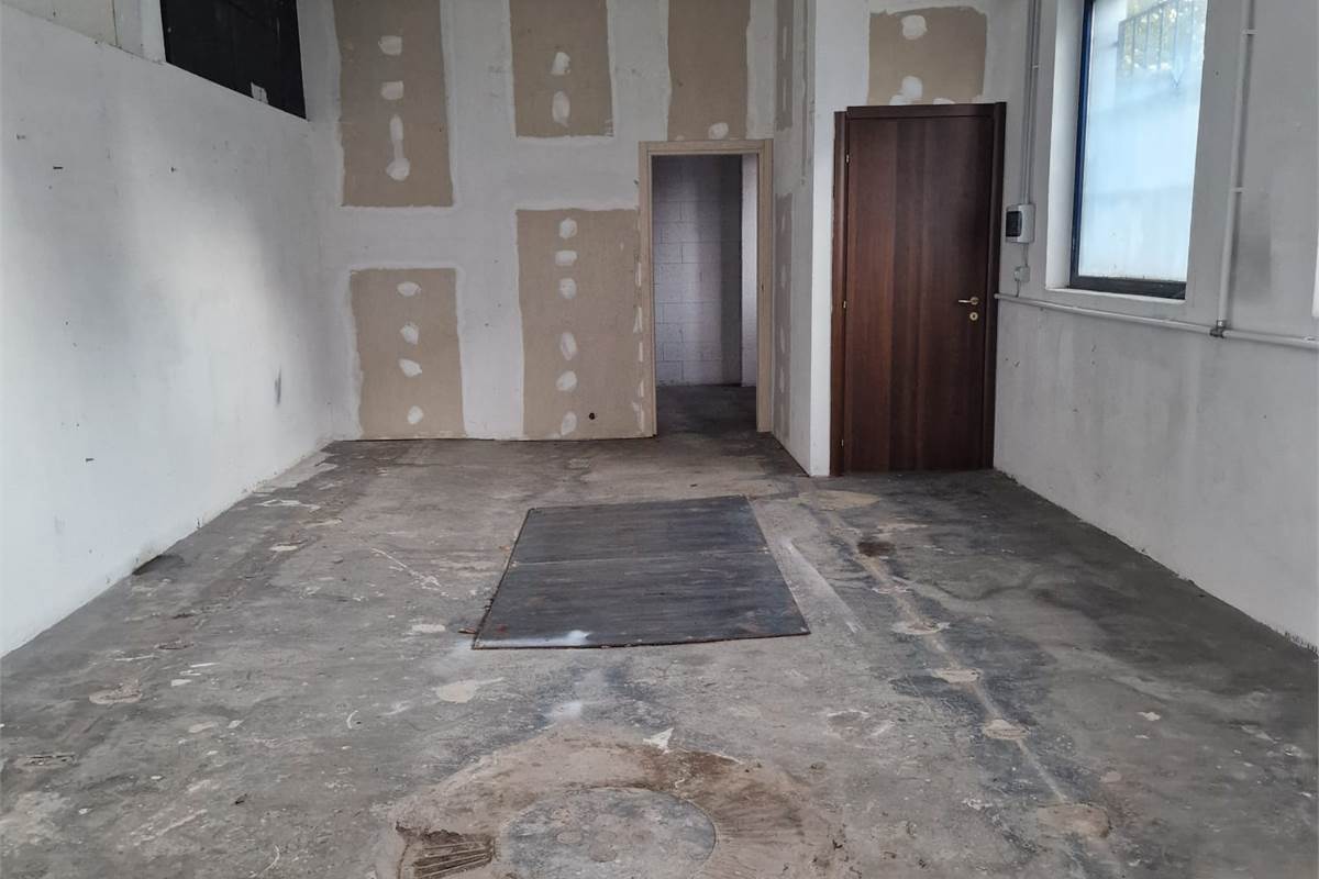 CANTU' Via Manzoni affitto DEPOSITO MQ 60