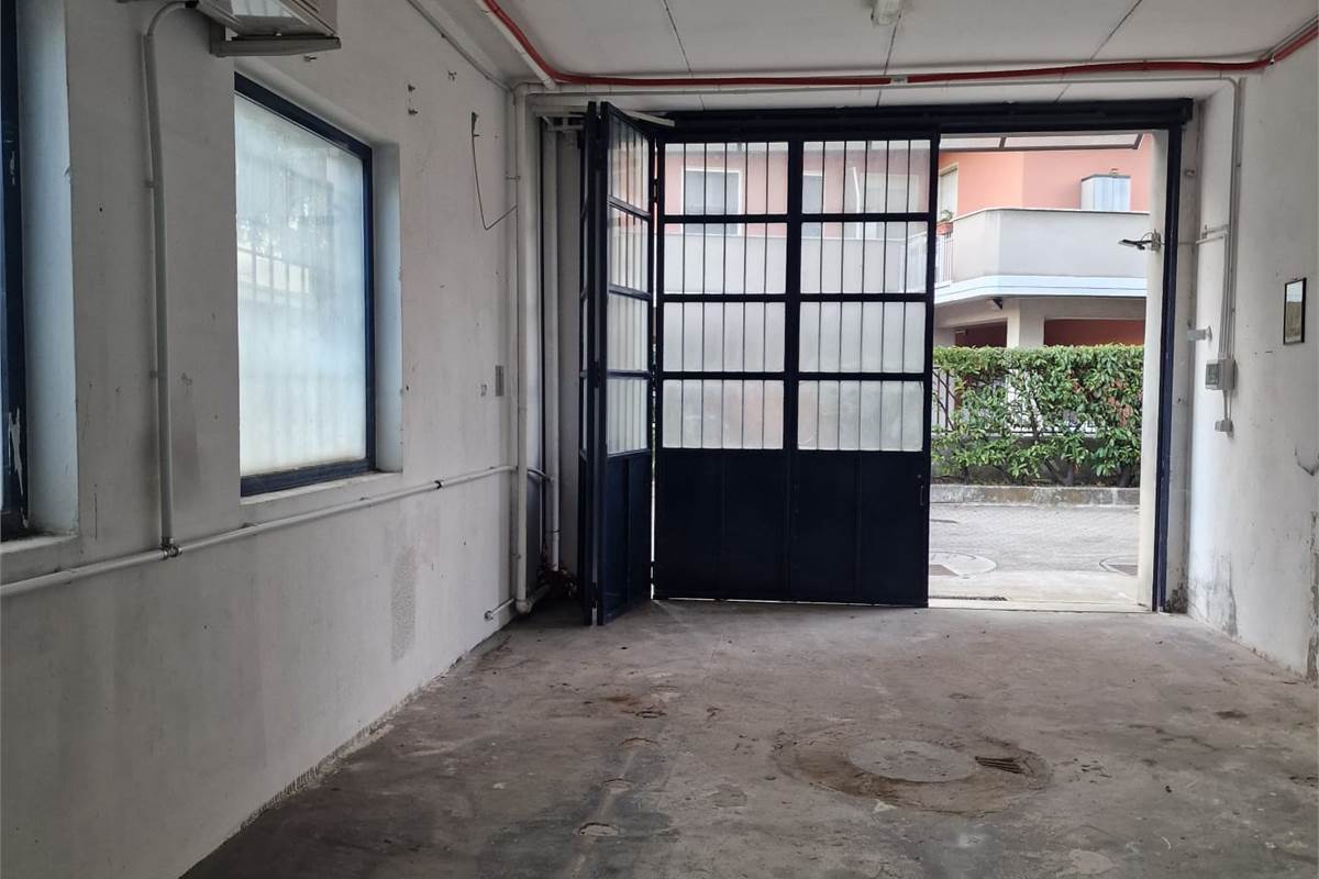 CANTU' Via Manzoni affitto DEPOSITO MQ 60