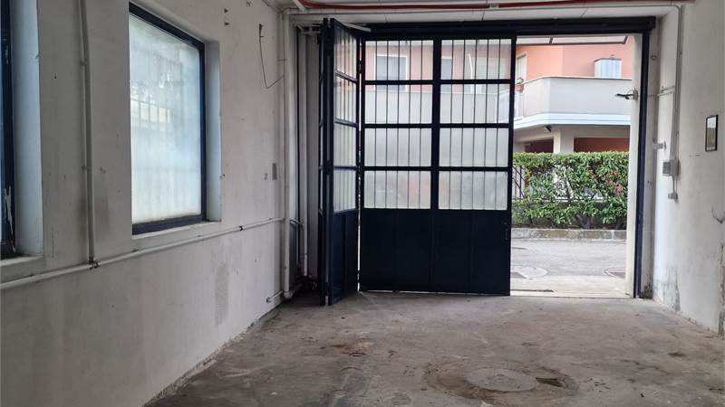 CANTU' Via Manzoni affitto DEPOSITO MQ 60