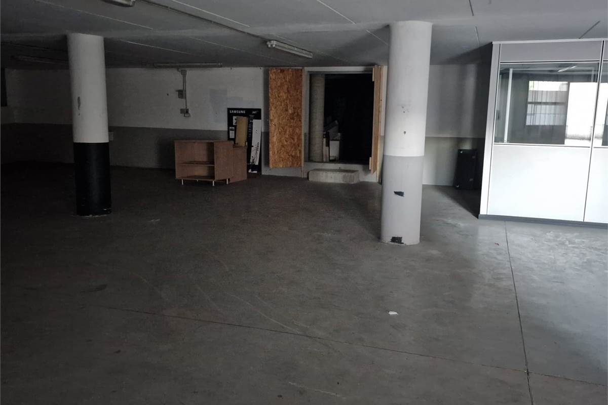 CANTU' Via Manzoni affitto DEPOSITO Mq 176