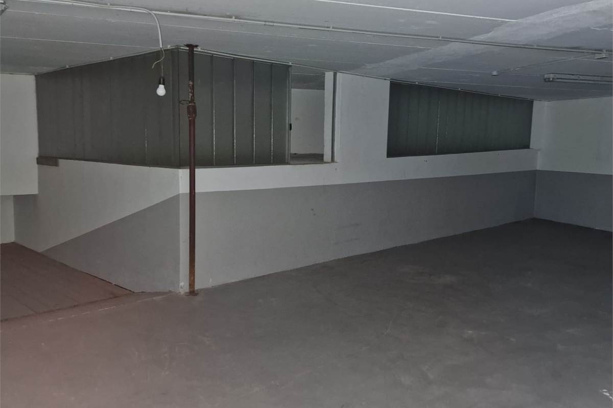 CANTU' Via Manzoni affitto DEPOSITO Mq 176