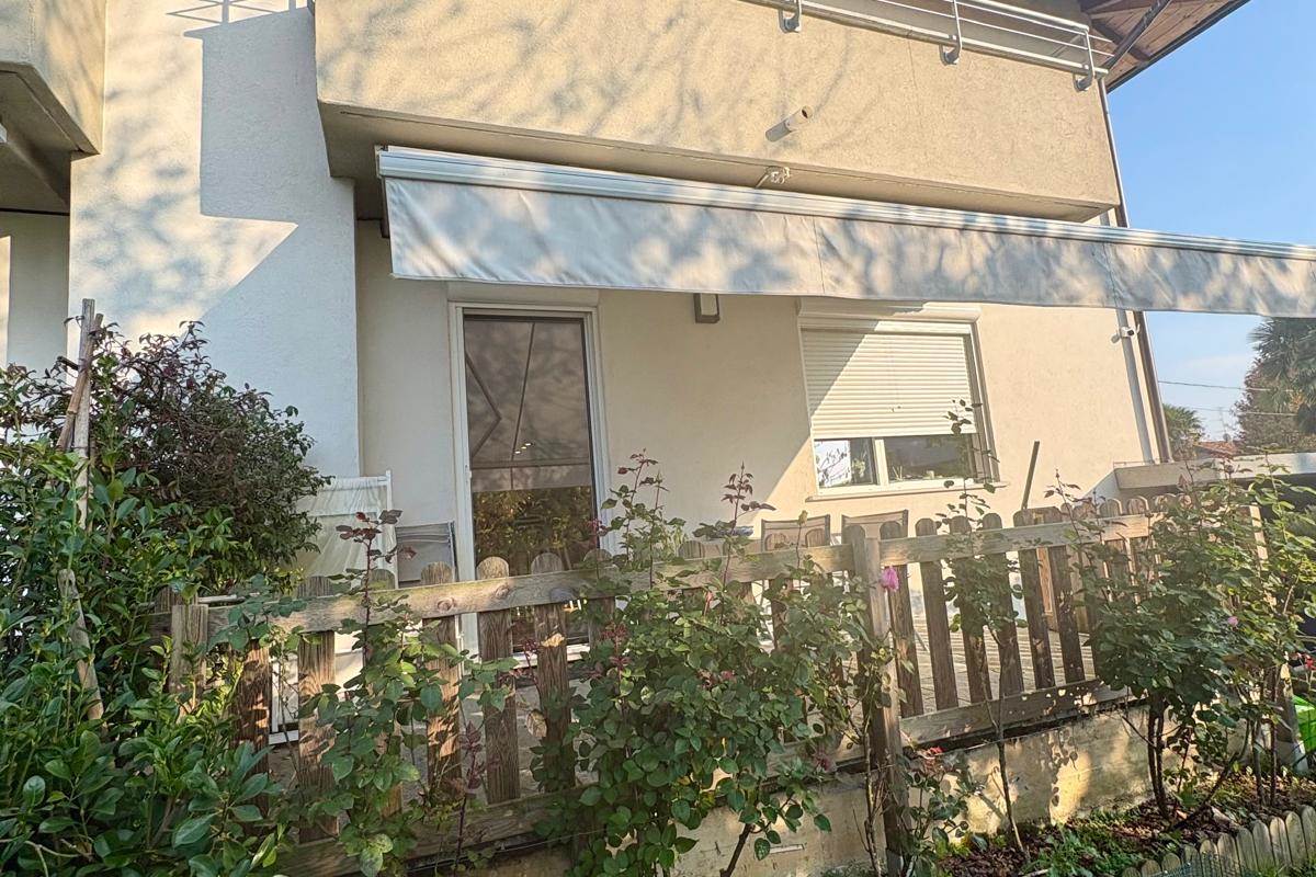 BREGNANO vendiamo porz di VILLA BIFAMILIARE con giardino