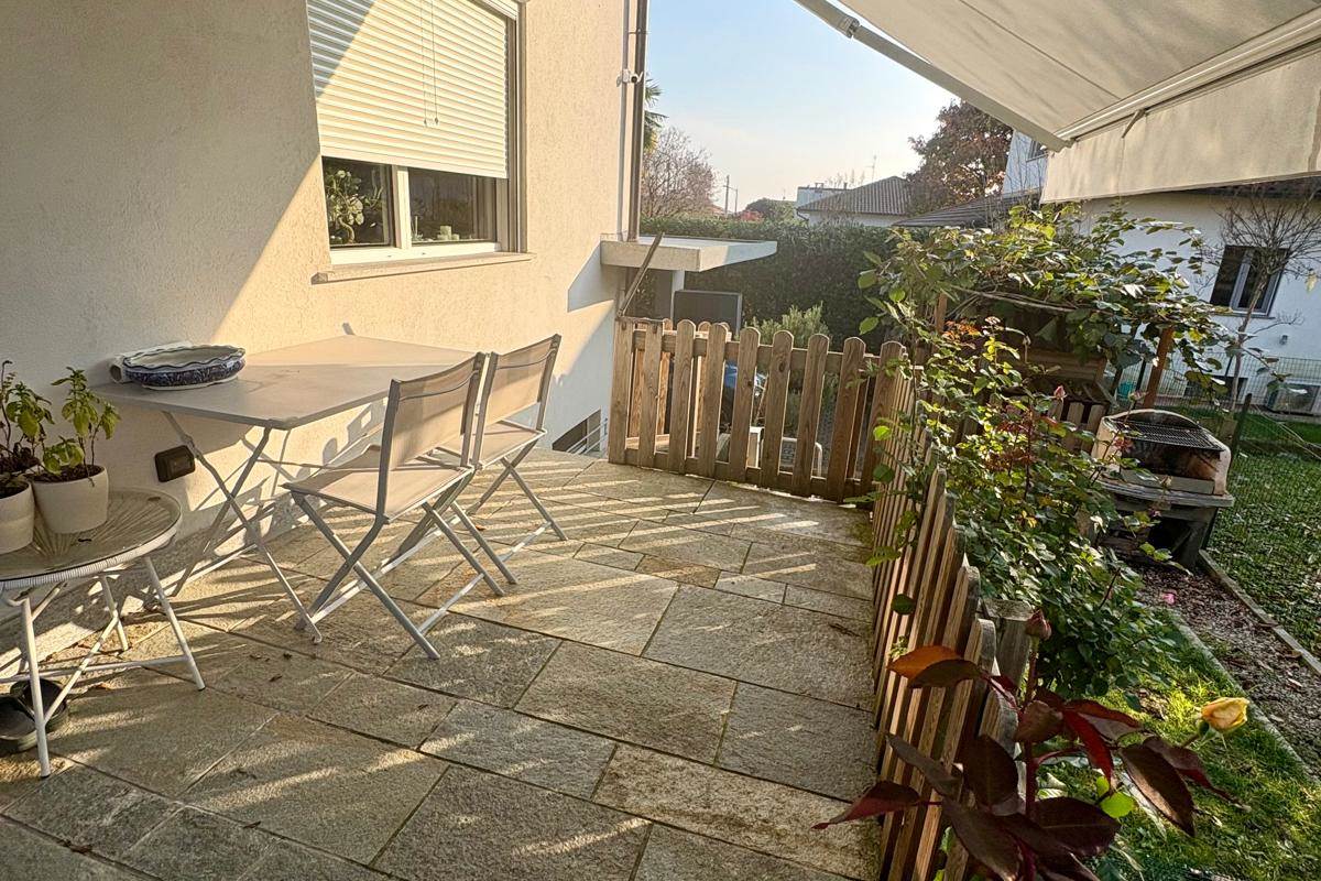 BREGNANO vendiamo porz di VILLA BIFAMILIARE con giardino