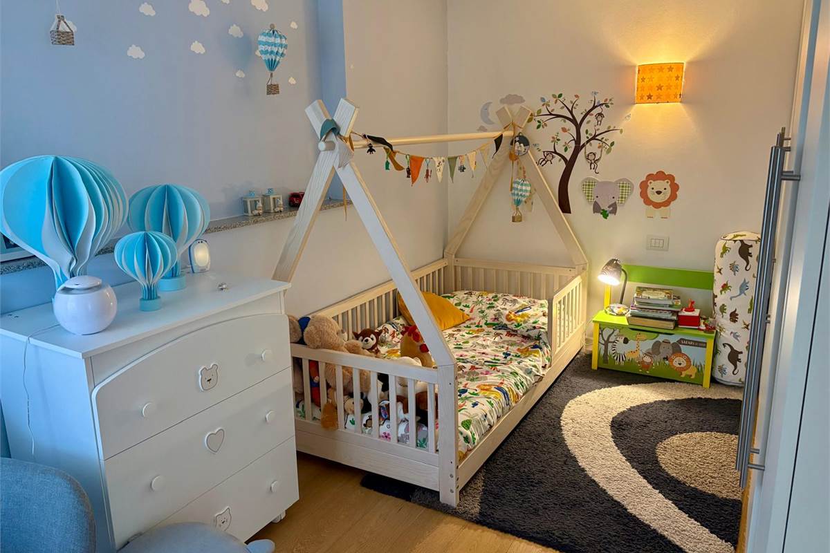 BREGNANO vendiamo porz di VILLA BIFAMILIARE con giardino