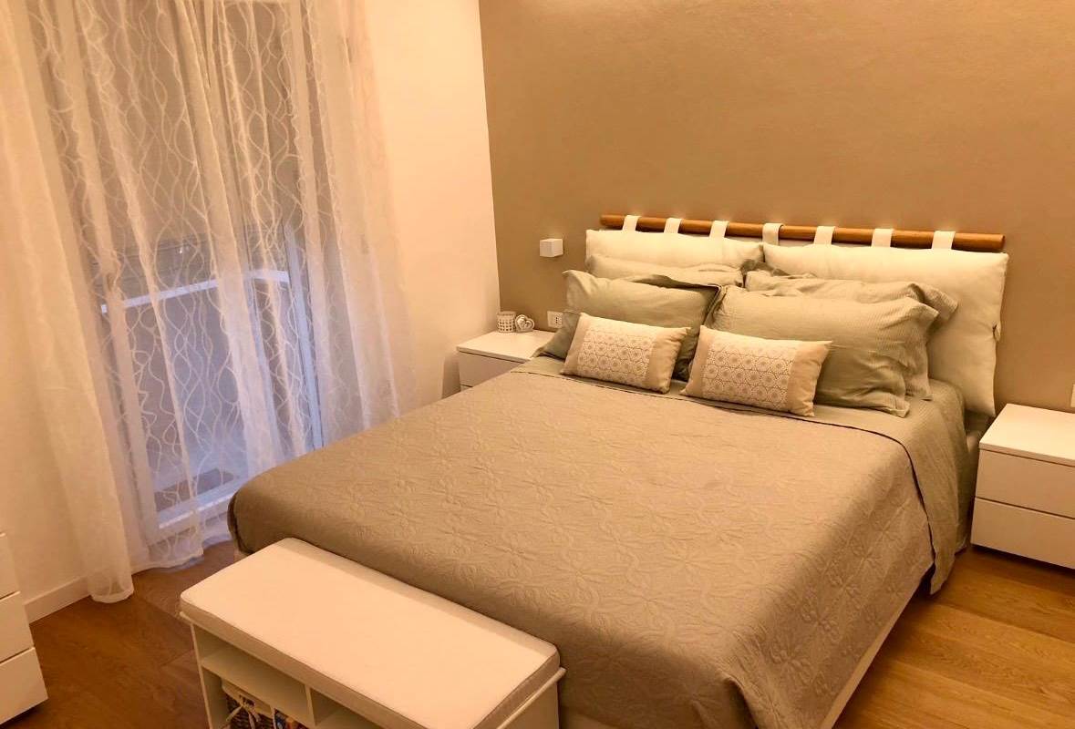 BREGNANO vendiamo porz di VILLA BIFAMILIARE con giardino