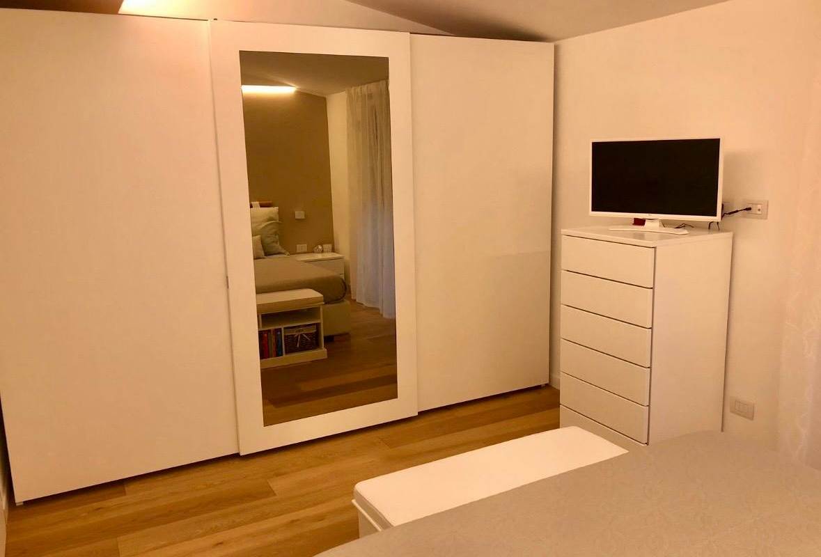 BREGNANO vendiamo porz di VILLA BIFAMILIARE con giardino