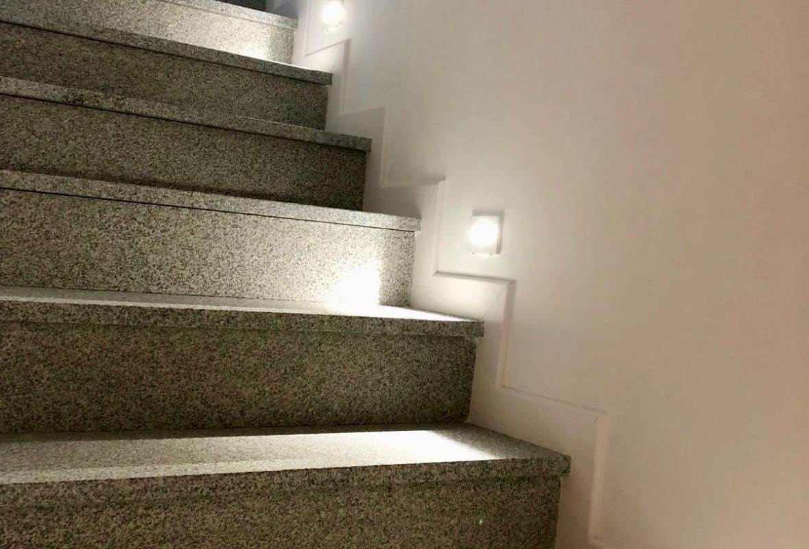 BREGNANO vendiamo porz di VILLA BIFAMILIARE con giardino