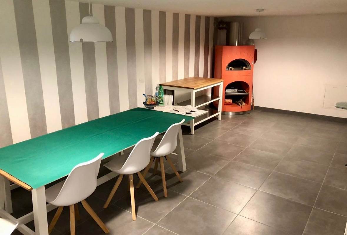 BREGNANO vendiamo porz di VILLA BIFAMILIARE con giardino