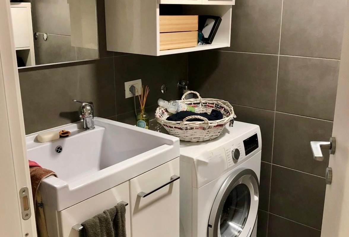 BREGNANO vendiamo porz di VILLA BIFAMILIARE con giardino