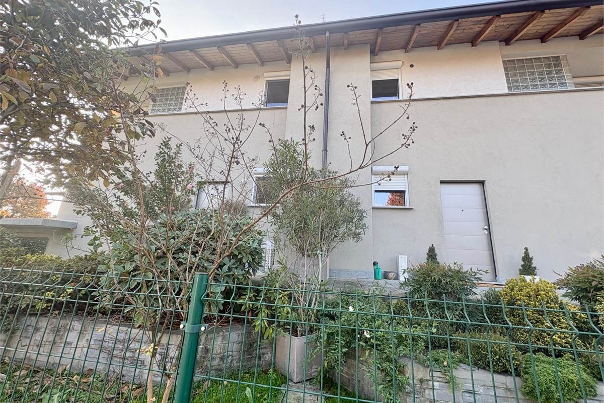 BREGNANO vendiamo porz di VILLA BIFAMILIARE con giardino