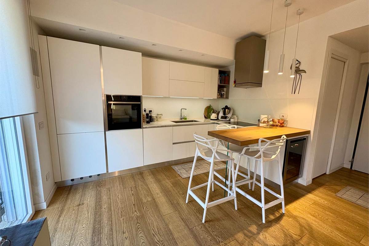 BREGNANO vendiamo porz di VILLA BIFAMILIARE con giardino