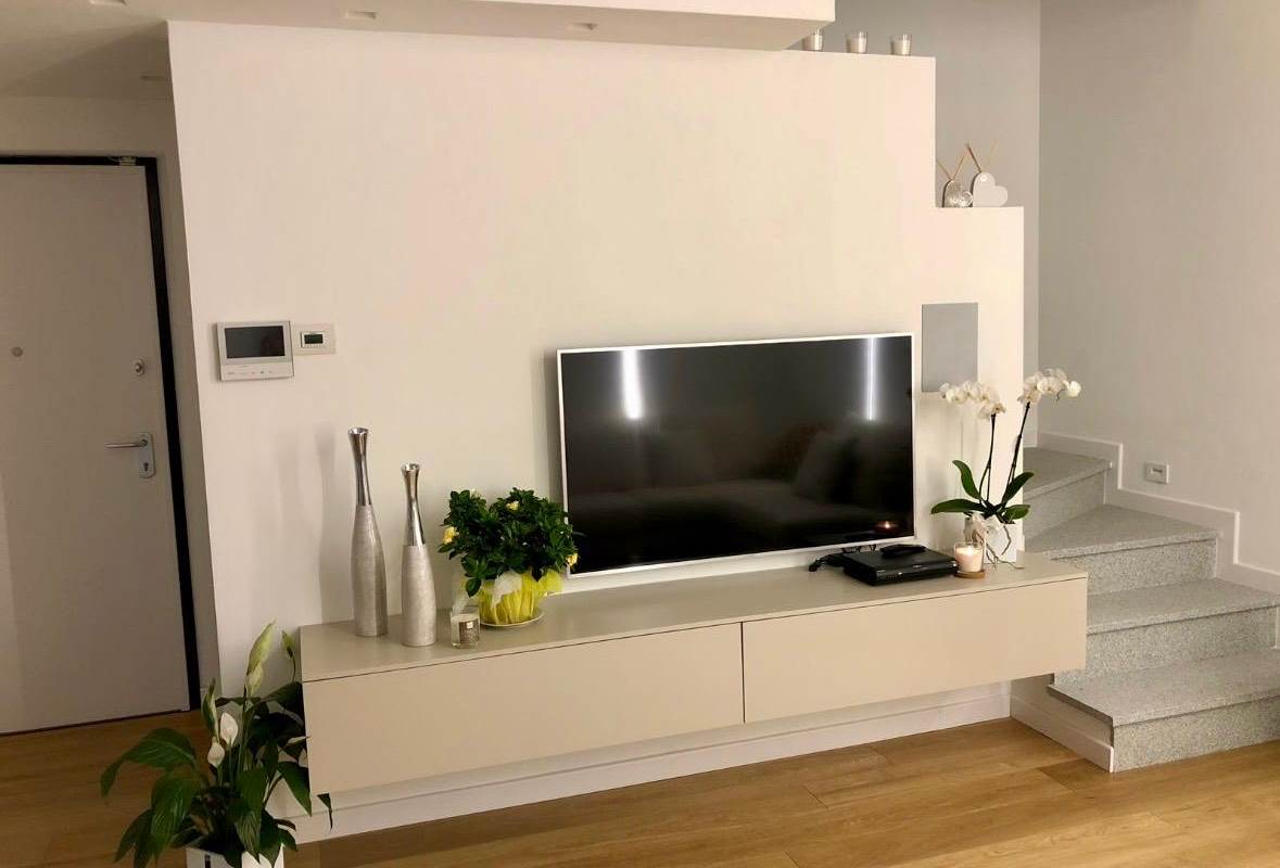 BREGNANO vendiamo porz di VILLA BIFAMILIARE con giardino