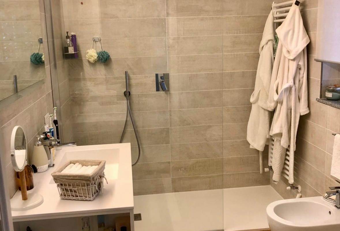 BREGNANO vendiamo porz di VILLA BIFAMILIARE con giardino