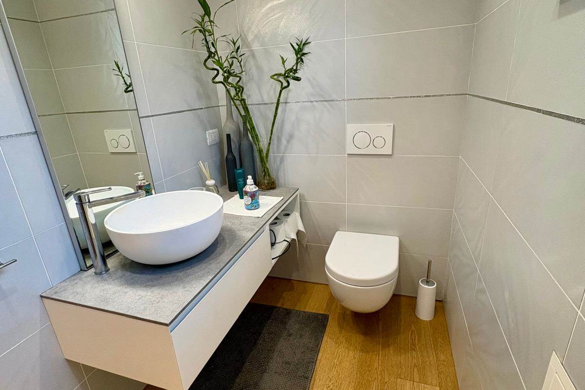 BREGNANO vendiamo porz di VILLA BIFAMILIARE con giardino