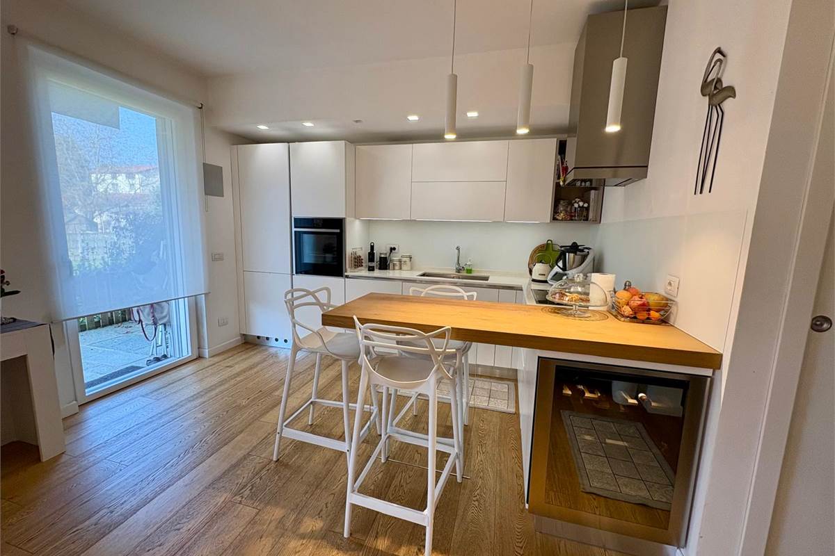 BREGNANO vendiamo porz di VILLA BIFAMILIARE con giardino