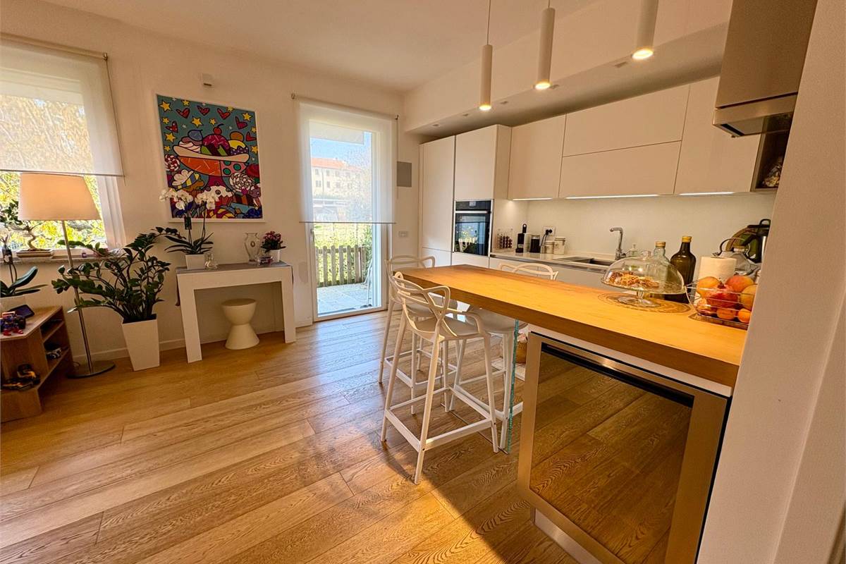 BREGNANO vendiamo porz di VILLA BIFAMILIARE con giardino