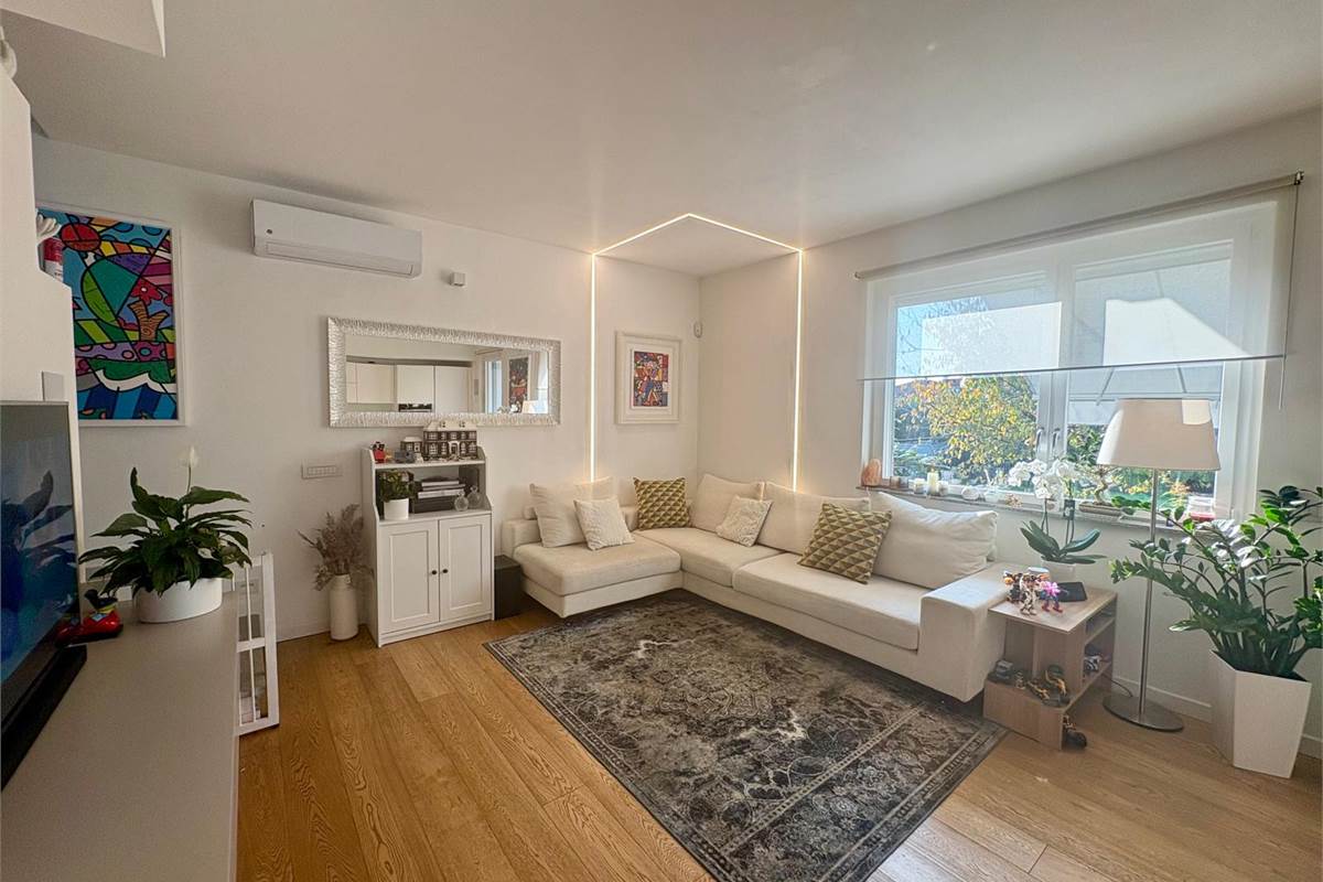 BREGNANO vendiamo porz di VILLA BIFAMILIARE con giardino