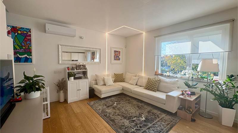 BREGNANO vendiamo VILLA BIFAMILIARE con giardino