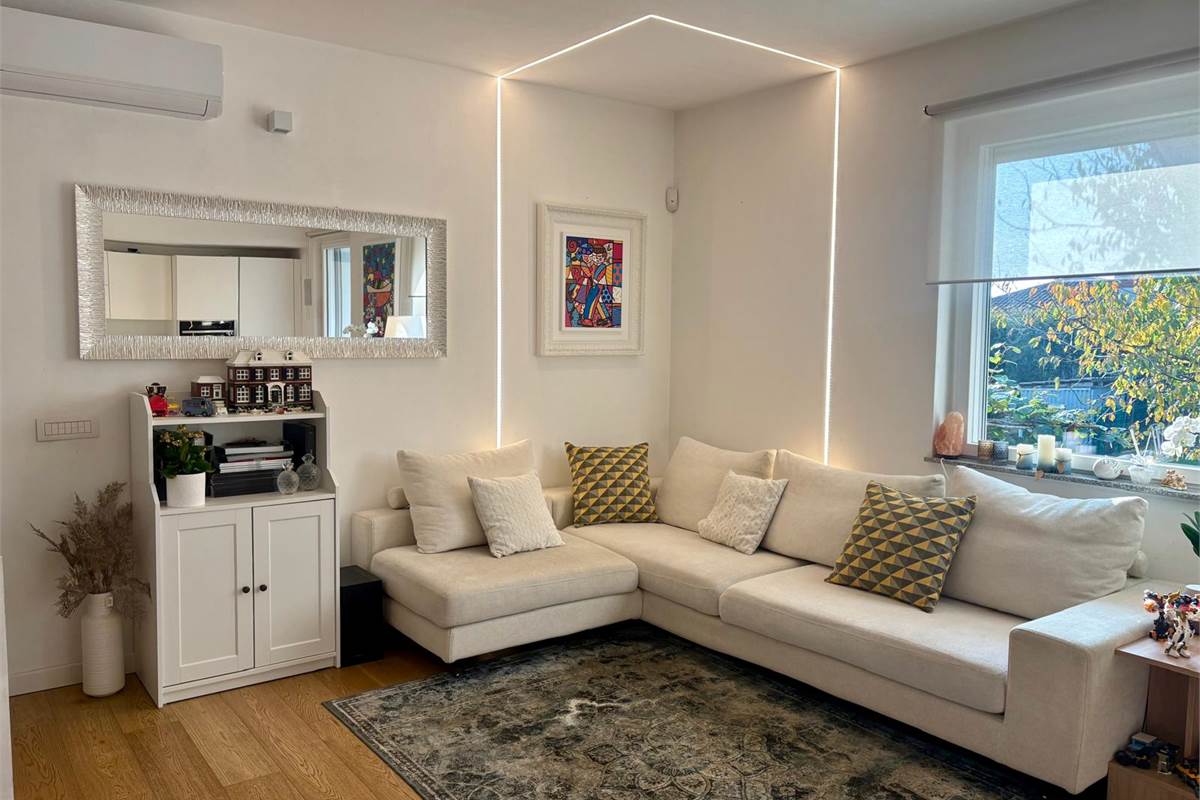 BREGNANO vendiamo porz di VILLA BIFAMILIARE con giardino