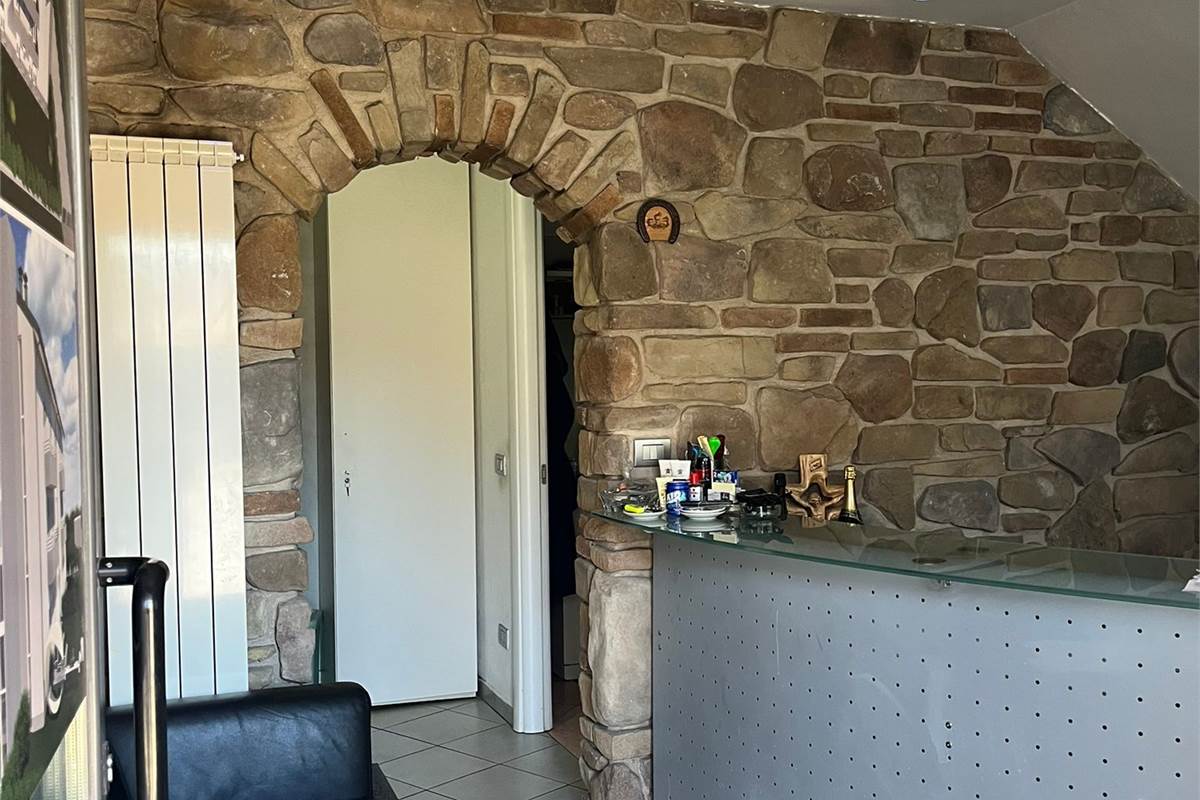 CANTU' Asnago vendiamo CAPANNONE