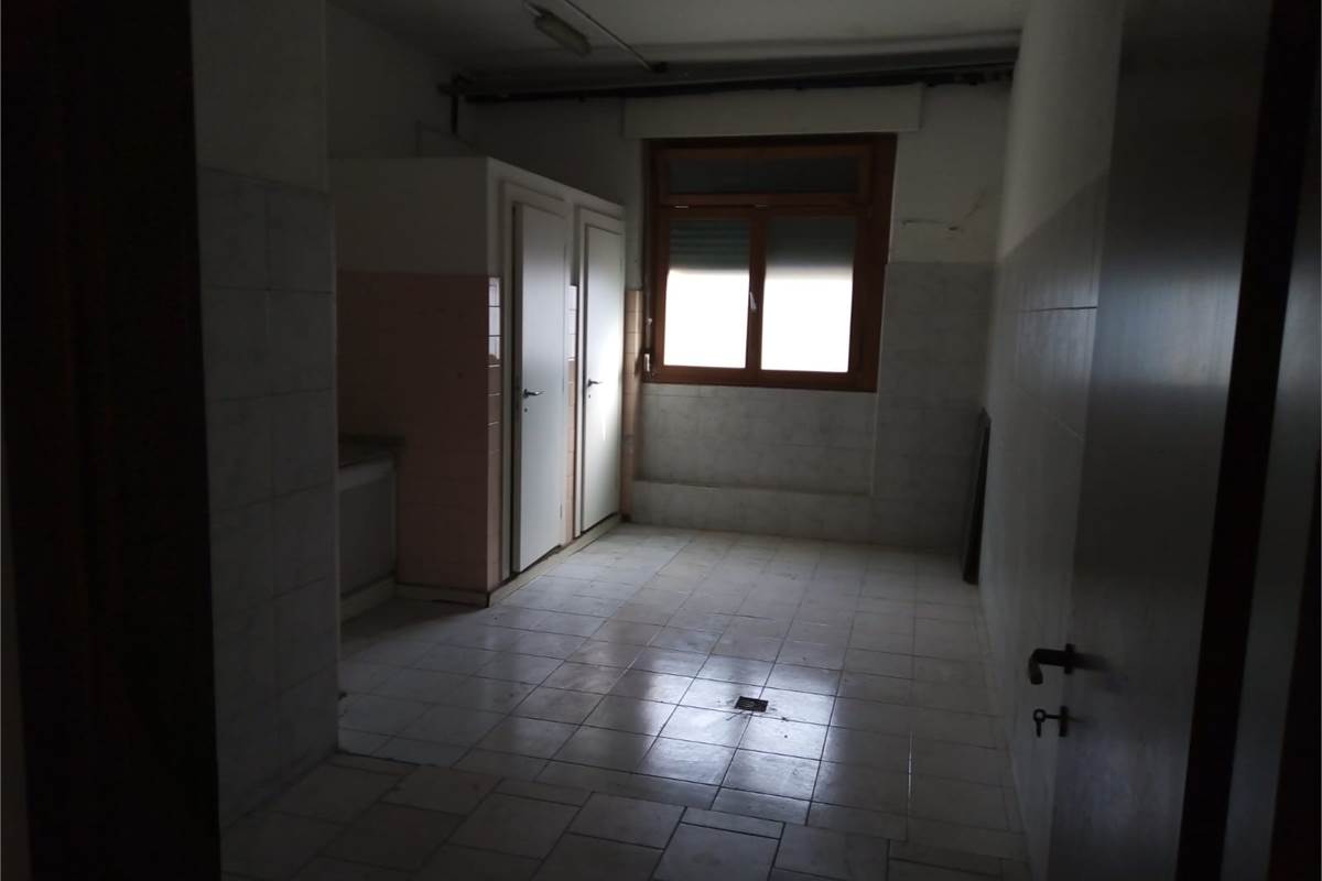 CANTU' vendiamo CAPANNONE con ufficio e piazzale